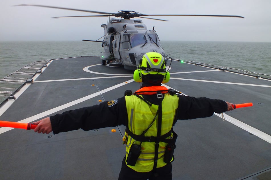 Am vergangenen Montag ist erstmals ein Hubschrauber der Bundeswehr auf einem Einsatzschiff der Bundespolizei See Cuxhaven gelandet.