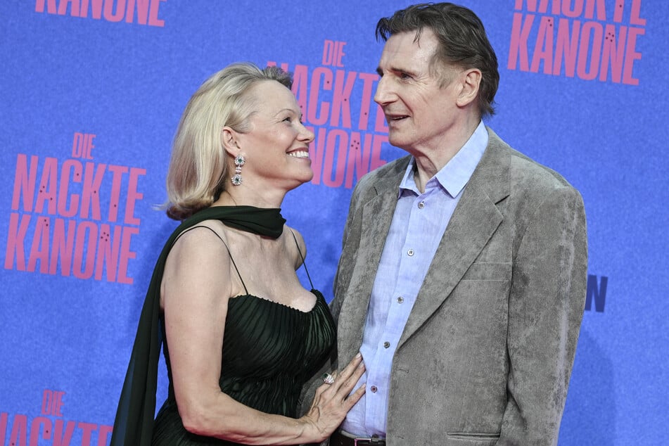Auch bei der Filmpremiere in Berlin tauschten Pamela Anderson (58) und Liam Neeson (73) schmachtende Blicke aus.