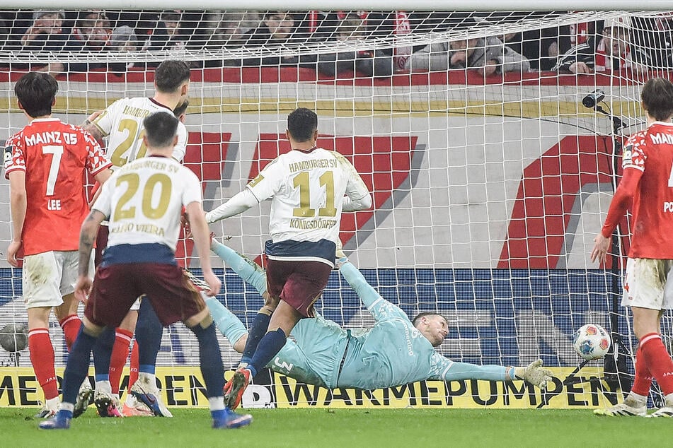 Der Freistoß passt. Fabio Vieira (Nummer 20) besorgt den Ausgleich für den HSV. Der Ball wird jedoch entscheidend abgefälscht und ist deshalb unhaltbar für den Mainzer Keeper Daniel Batz.