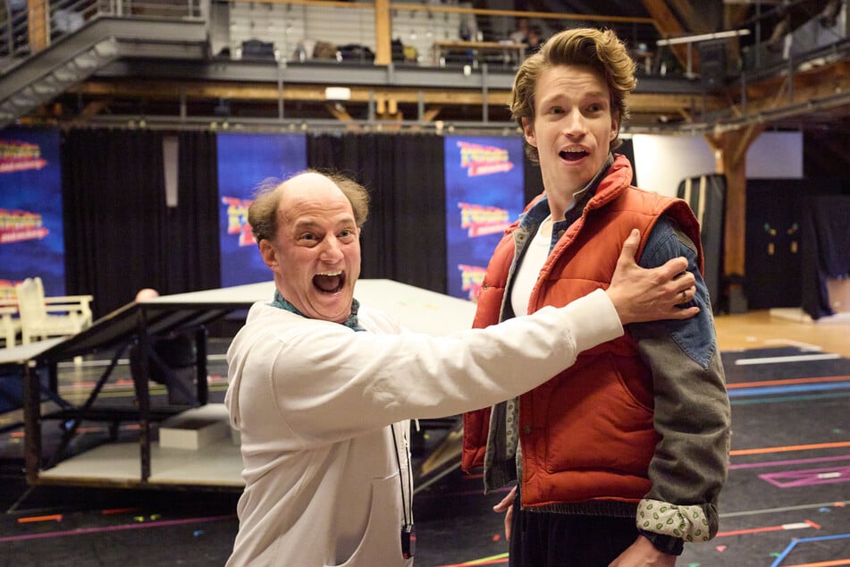 Jan Kersjes als Doc Brown (l.) und Raphael Groß als Marty McFly.