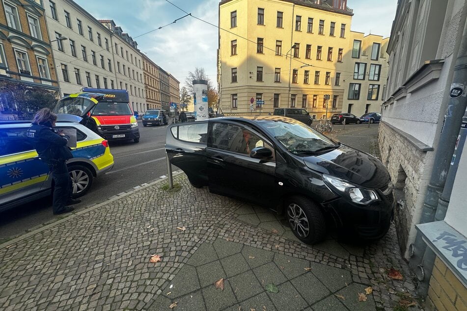 Crash in Gohlis: Auto rauscht frontal gegen Hauswand