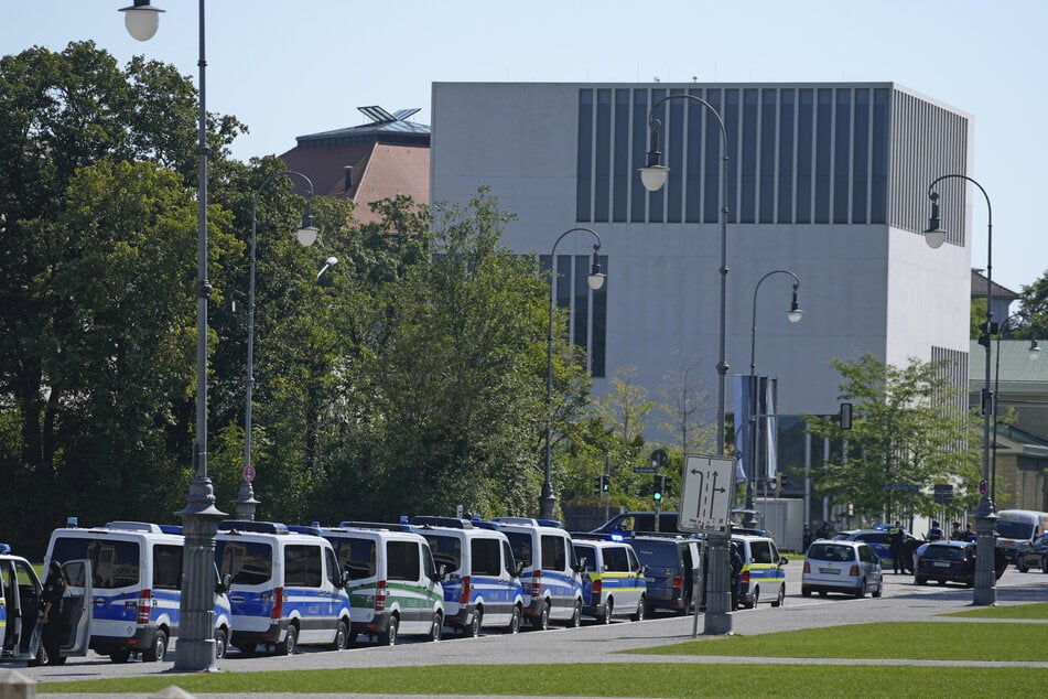 In der Nähe des NS-Dokumentationszentrums waren am zuvor Schüsse gefallen.