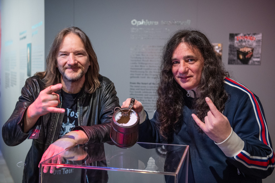 Olaf Zissel, Schlagzeuger der Band "Tankard", und Sänger Andreas Geremia (r.) halten in der "Rock Fossils on tour"-Ausstellung ein Modell des nach Ihnen benannten Schlangensterns "Ophiura tankardi" in der Hand.