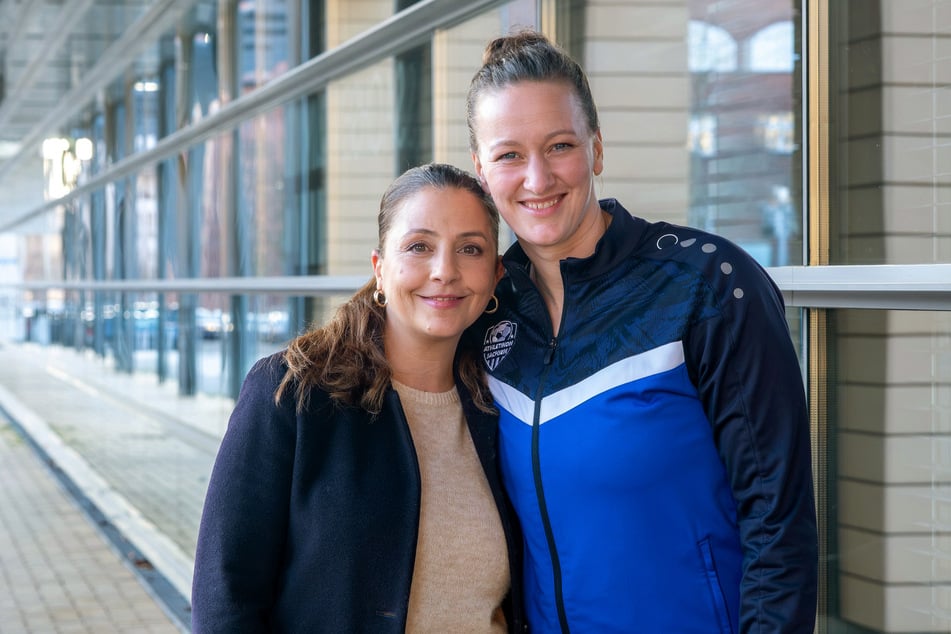 Arzu Bazman (48, l.) und Almuth Schult (35) am Set von "In aller Freundschaft".