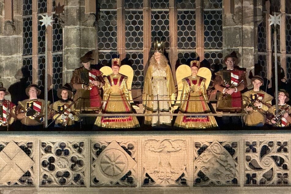 Das Nürnberger Christkind eröffnete den Christkindlesmarkt.