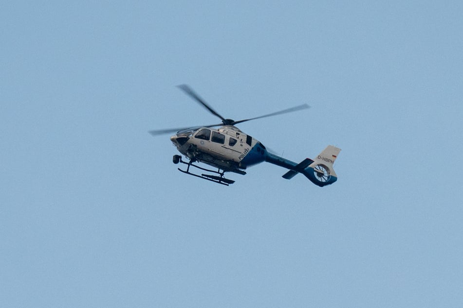 Die Polizei hat von der Luft aus nach zwei Männern auf einem Moped Ausschau gehalten. (Symbolbild)