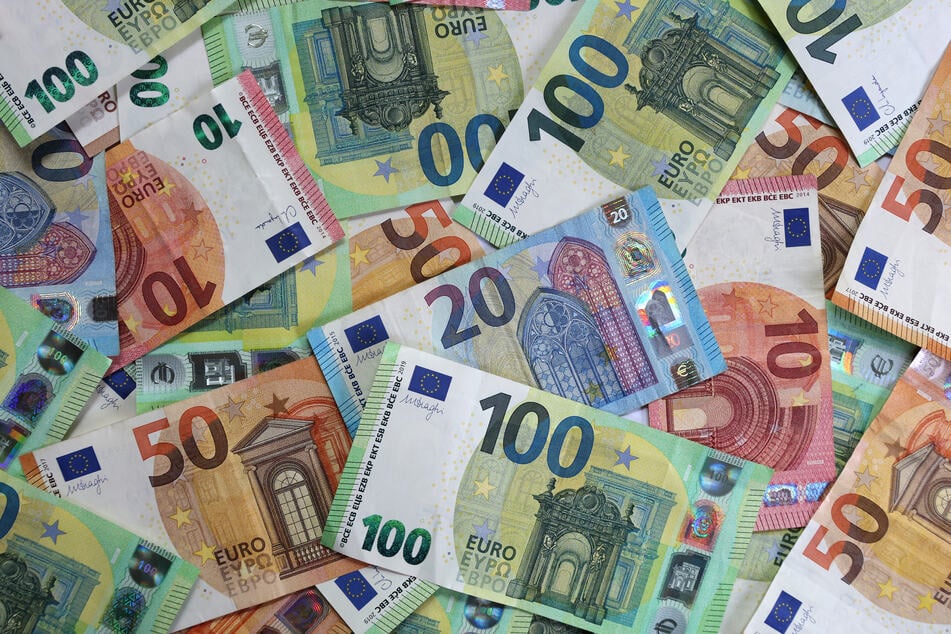 Umgerechnet etwa 240 Millionen Euro verdient der 40-Jährige derzeit pro Jahr. (Symbolbild)