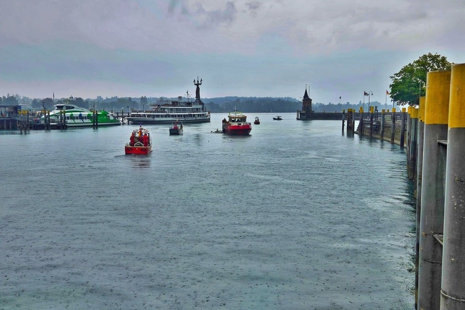 Das Motorboot wurde in den Hafenbereich geschleppt.