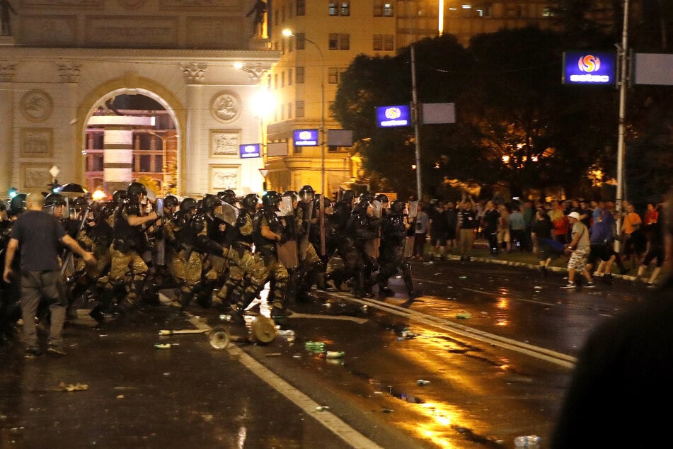 Der Demo-Abend endete für zwei Polizisten mit schweren Verletzungen, 45 weitere wurden ebenfalls verletzt.