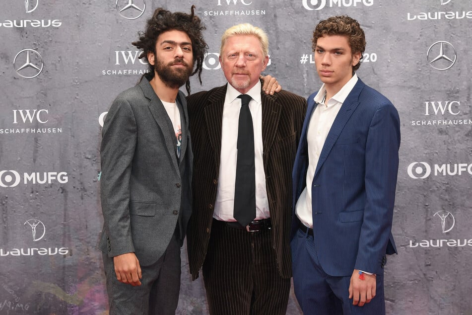 Boris Becker (56, M.) steht mit seinen Söhnen Noah (30, l.) und Elias (24) vor den Kameras. (Archivbild)