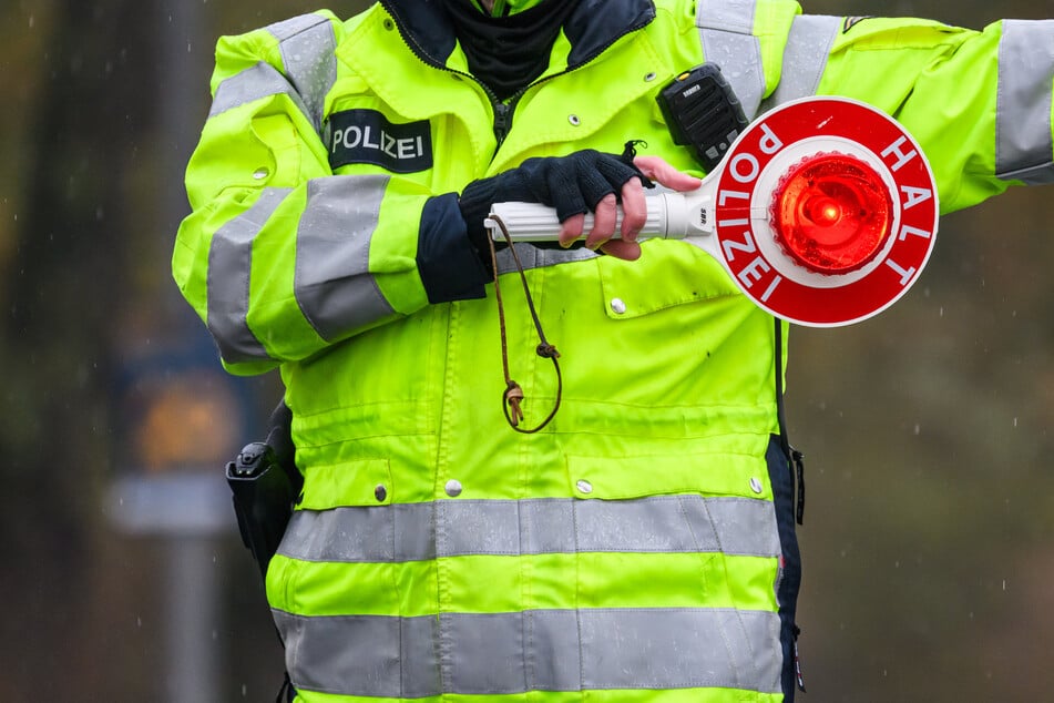 Bei der Kontrolle stellten die Zivilpolizisten fest, dass der Autobahn-Drängler keine gültige Fahrerlaubnis hat.