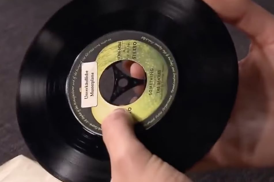 Es handelt sich bei dem Objekt um eine fehlgepresste Schallplatte der Beatles.