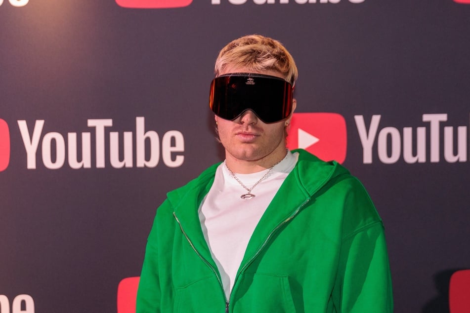 Die Skibrille ist das Markenzeichen des Rappers.