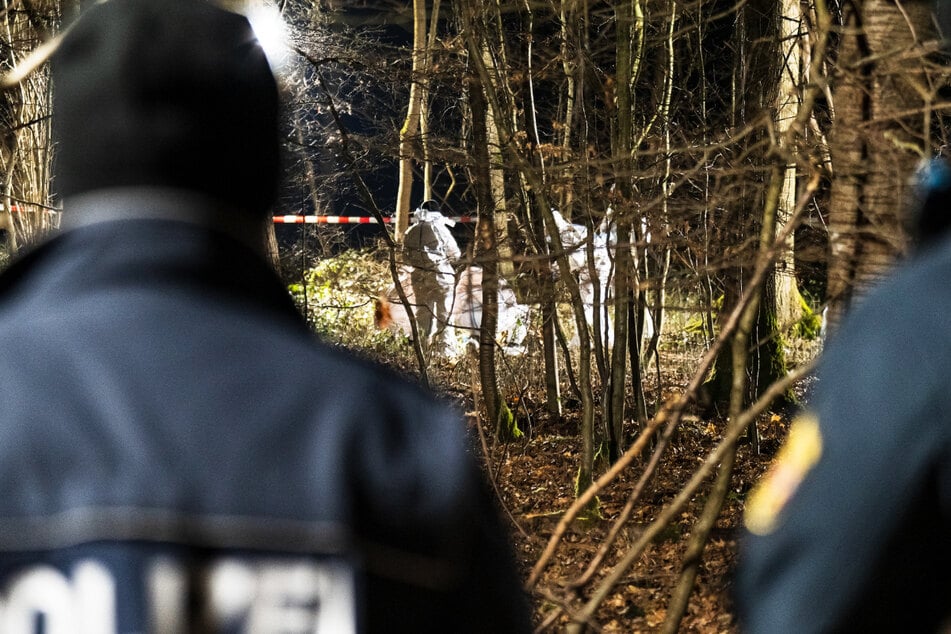 In einem Wald bei Ober-Olm wurde eine brennende Leiche gefunden, die Kriminalpolizei ermittelt mit Hochdruck.