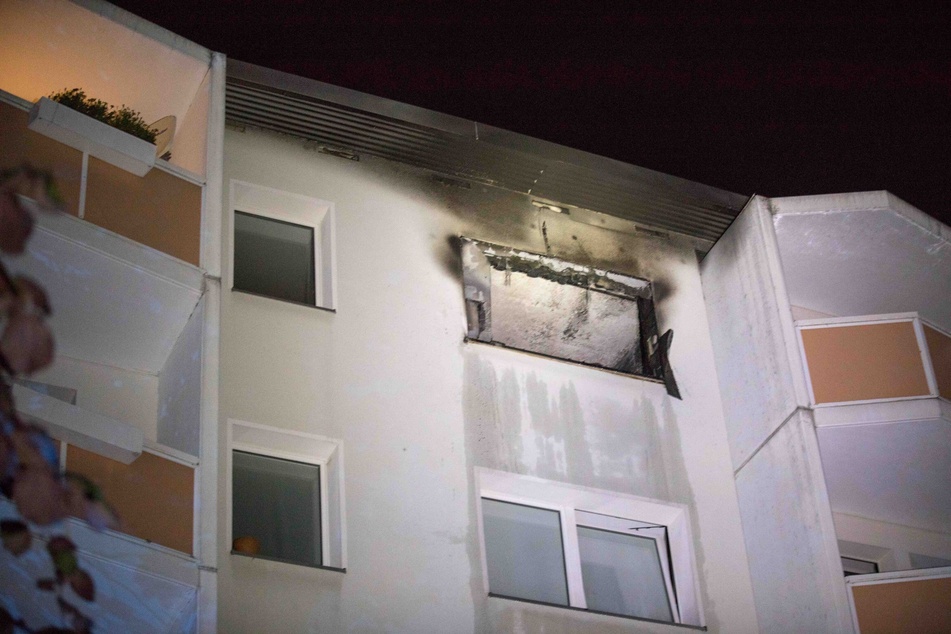 Wohnungsbrand in Mehrfamilienhaus: Mehr als 20 Bewohner evakuiert