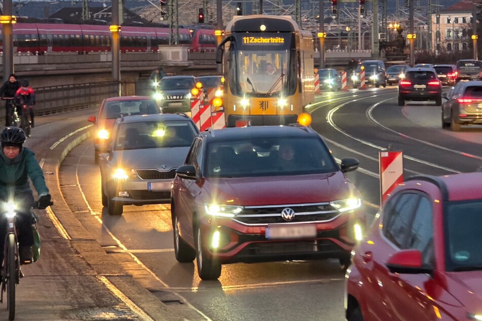 Straßenbahnen können seit Mittwochmorgen wieder frei über die Marienbrücke fahren.