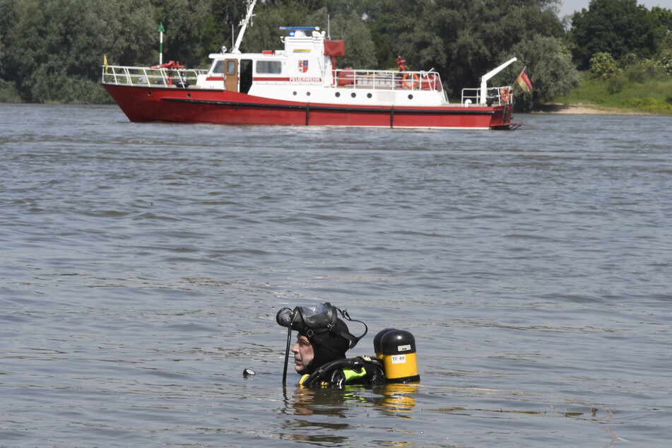 Taucher haben im Rhein bei Duisburg eine 17-Jährige nach einem Badeunfall aus dem Wasser gezogen. Die Jugendliche starb im Krankenhaus.