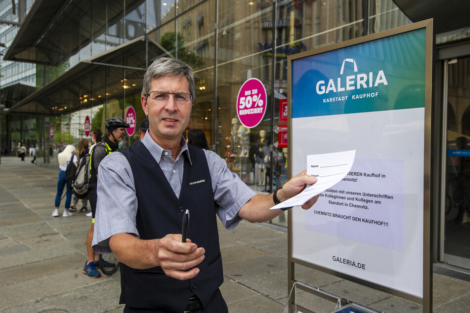 Kaufhof-Betriebsrat Christan Wehner (56) erhofft sich Unterschriften von Kunden, die gegen die Schließung protestieren.