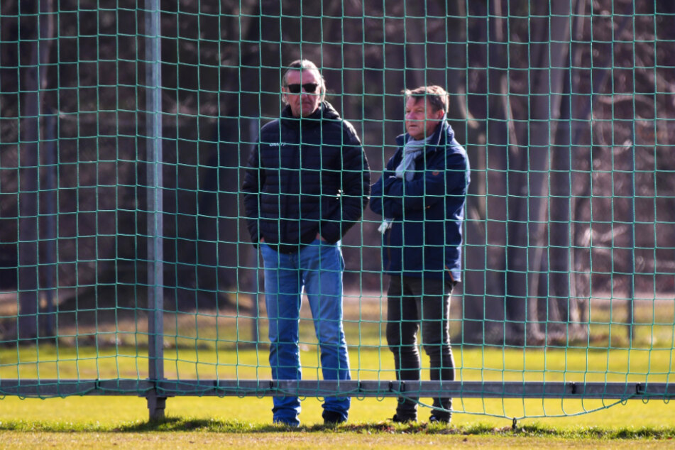 Spielten fünf Jahre zusammen, arbeiteten später miteinander. Hier schauen Ralf Minge (l.) und "Dixie" Dörner noch im Großen Garten beim Training zu.