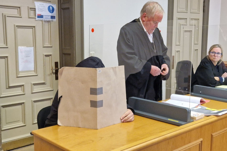 Der Angeklagte (45) neben seinem Verteidiger Christian Esche im Saal des Amtsgerichts Hamburg.