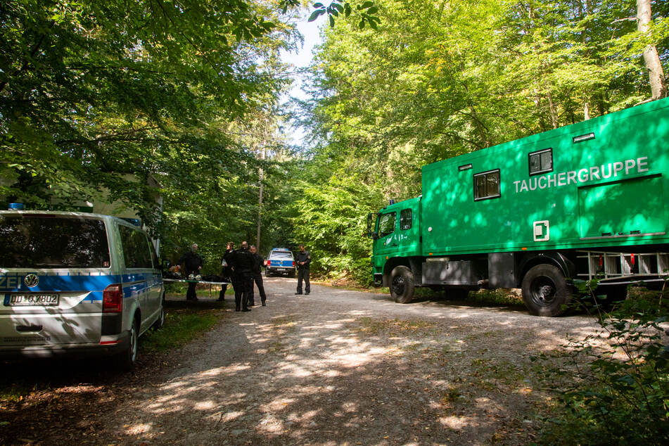 Mehrere Polizeibeamte und eine Taucherstaffel waren am Donnerstag an dem Steinbruch im Einsatz.