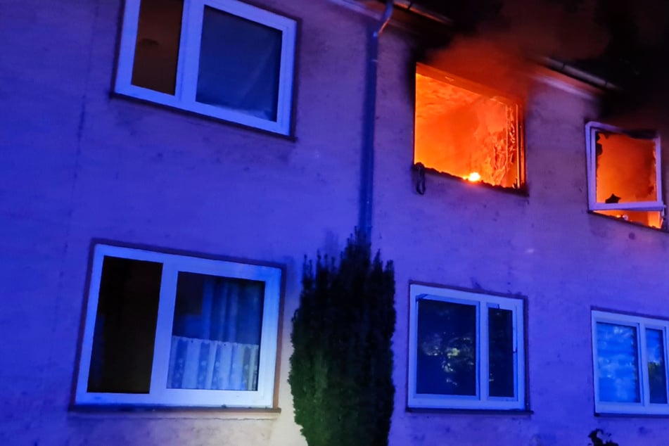 Offene Flammen schlagen aus einer Wohnung im Obergeschoss. Eine Person wurde bei dem Brand in Delmenhorst lebensgefährlich verletzt.