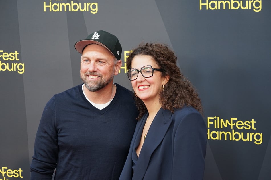 Steven Gätjen (54) war am Sonntag erstmals beim Filmfest Hamburg dabei und direkt begeistert. Der Moderator habe Festivalleiterin Malika Rabahallah (56, r.) bereits gesagt, dass er das Filmfest künftig gerne mehr "unterstützen" wolle.