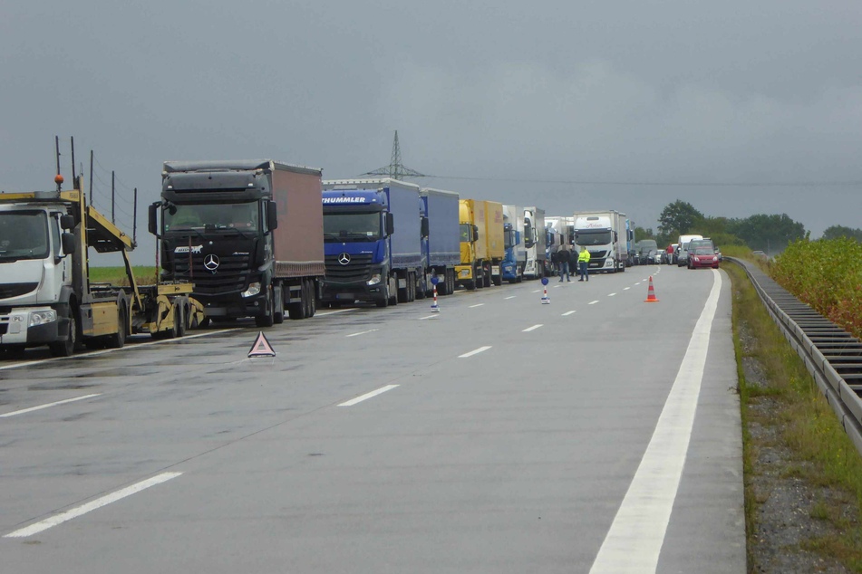 Stundenlang ging nichts mehr! Etliche Lkw- und Autofahrer standen am Montag auf der A4 im Stau.