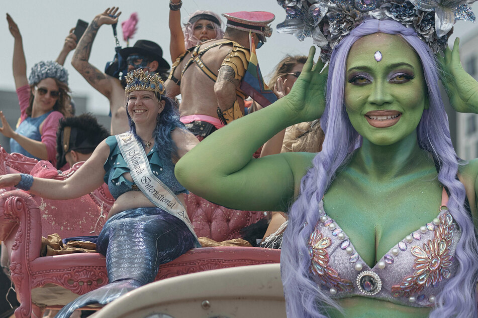 Hunderttausende feiern: Wieso ziehen hier Meerjungfrauen durch die Stadt?