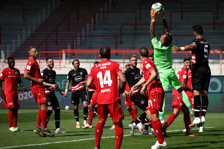 Torhüter Rafal Gikiewicz von Union Berlin rettet.