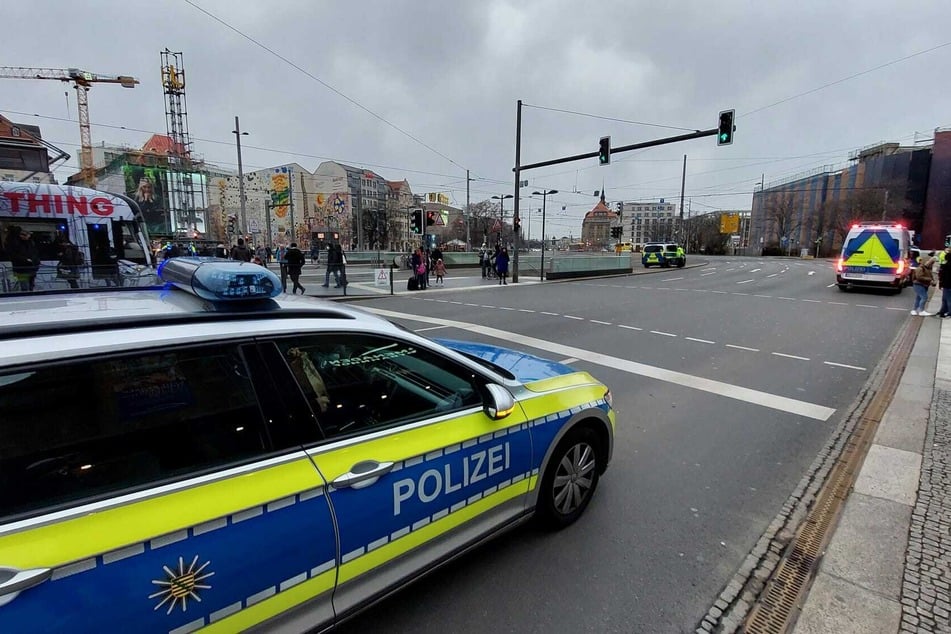 Mittlerweile ist die Unfallaufnahme abgeschlossen. Die Fahrbahn wurde wieder freigegeben.