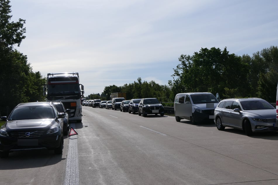 Die Autobahn in Fahrtrichtung Leipzig musste vorerst gesperrt werden.