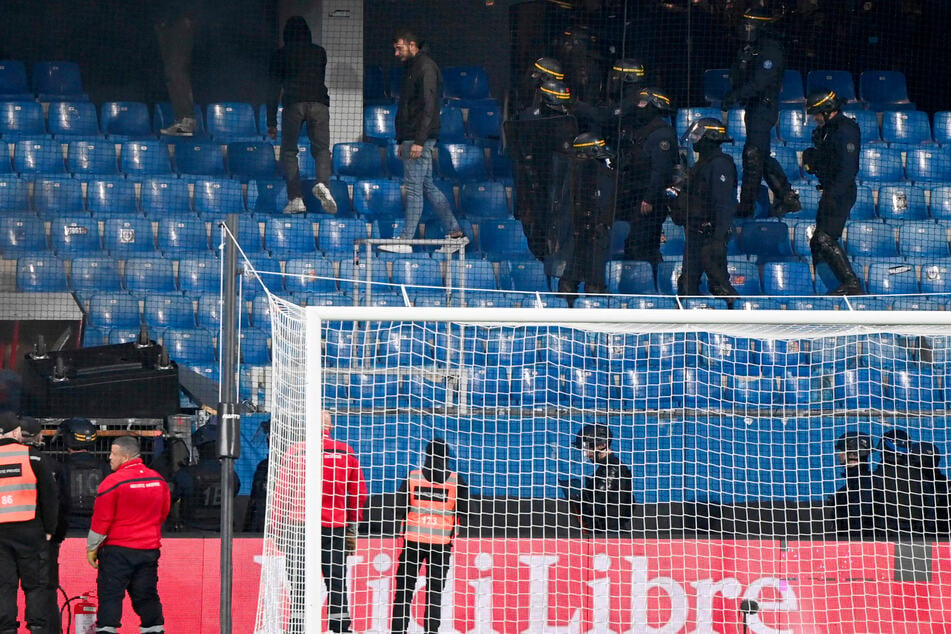 Im und neben dem Stadion kam es zu Zwischenfällen, sodass der Schiedsrichter keine andere Wahl sah, als das Spiel nicht fortzusetzen.