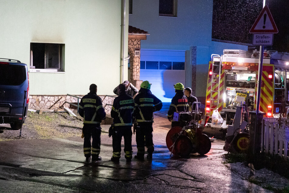 Tragischer Fund nach Wohnungsbrand: Feuerwehr findet tote Frau in den Flammen