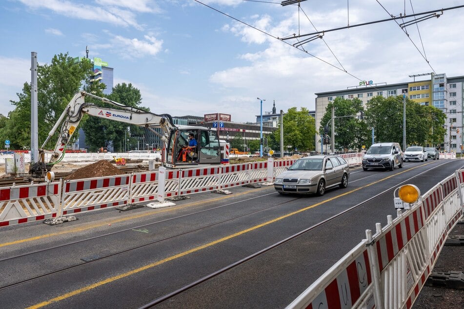 Autos, Busse und Bahnen teilen sich seit Montag zwei Fahrspuren am Falkeplatz.