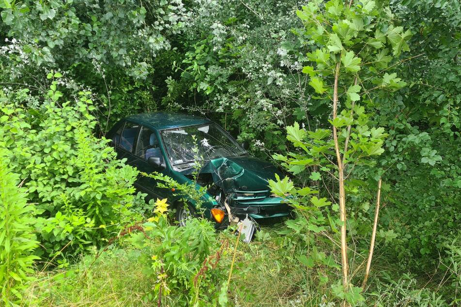 Nach dem Zusammenstoß mit der Laterne wurde das Unfallfahrzeug in die Böschung geschleudert.