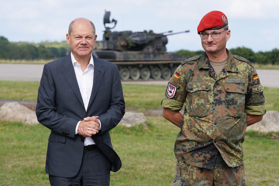 Olaf Scholz (64, SPD) besuchte am Donnerstag ein Ausbildungsprogramm für ukrainische Soldaten in Schleswig-Holstein. Die Ukrainer werden am Flugabwehrkanonenpanzer Gepard ausgebildet, den die Bundeswehr nicht mehr nutzt.