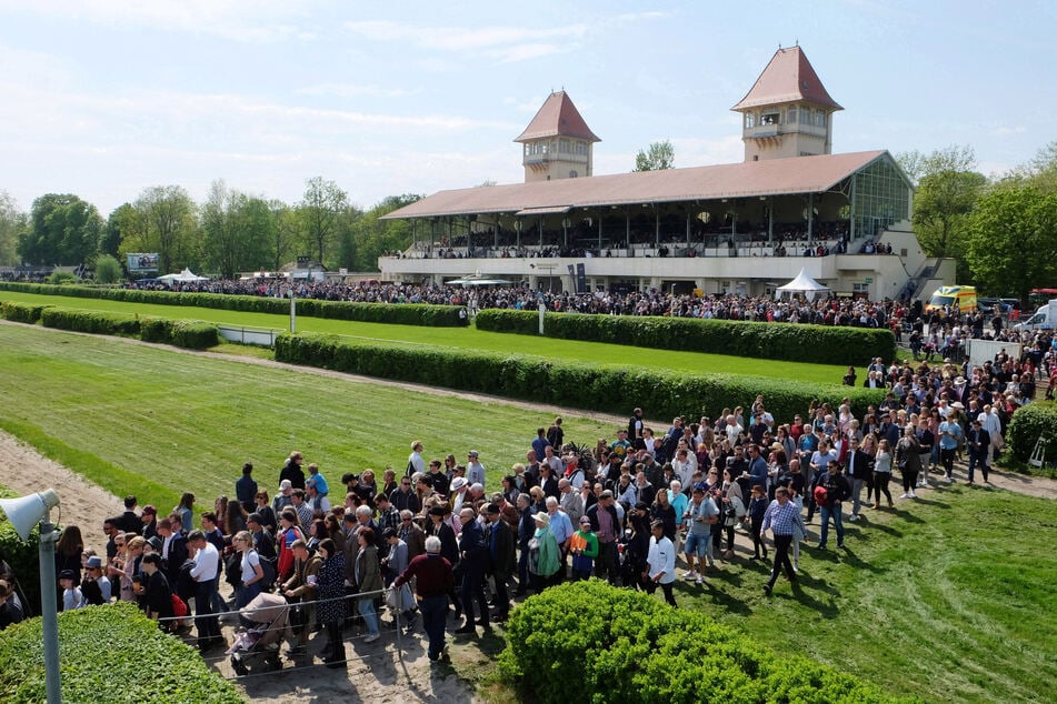 Die Galopprennbahn verwandelt sich am Wochenende in einen riesigen Flohmarkt. (Archivbild)