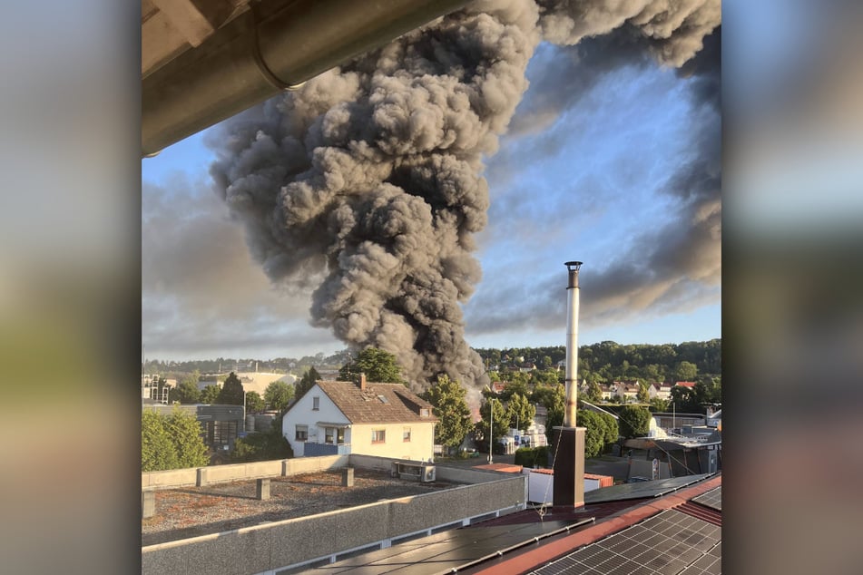 Eine riesige Rauchsäule stieg am Sonntagmorgen in den Himmel über Korntal-Münchingen.