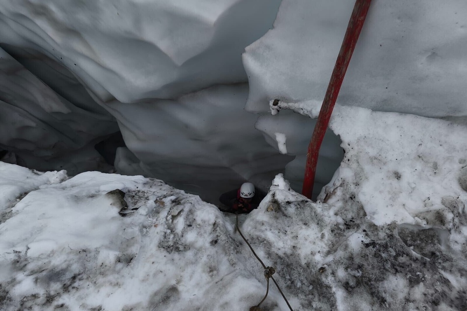 Michael Walter seilte sich in die Gletscherspalte ab, um der Frau (46) zu helfen.