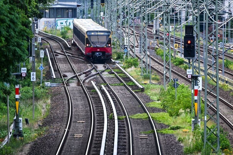 Nach dem Fund einer Fliegerbombe in Köpenick kam es auf der Strecke der S3 zu Einschränkungen. (Symbolfoto)