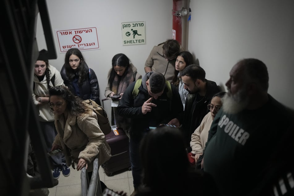 Menschen versammeln sich in einem Schutzraum, nachdem die Sirenen eines Luftangriffs auf dem Ben-Gurion-Flughafen in der Nähe von Tel Aviv ertönt sind.