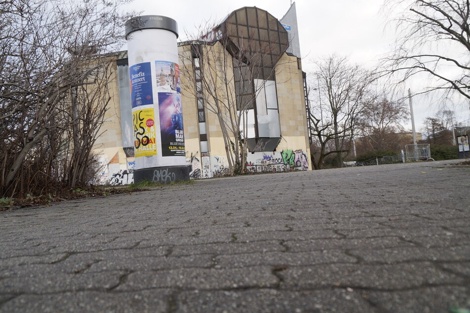 Das sogenannte Knochenpflaster auf dem Wilhelm-Leuschner-Platz soll offenbar unter Denkmalschutz gestellt werden. Die Abstimmungen dazu laufen, erklärte die Leipziger Stadtverwaltung gegenüber TAG24.