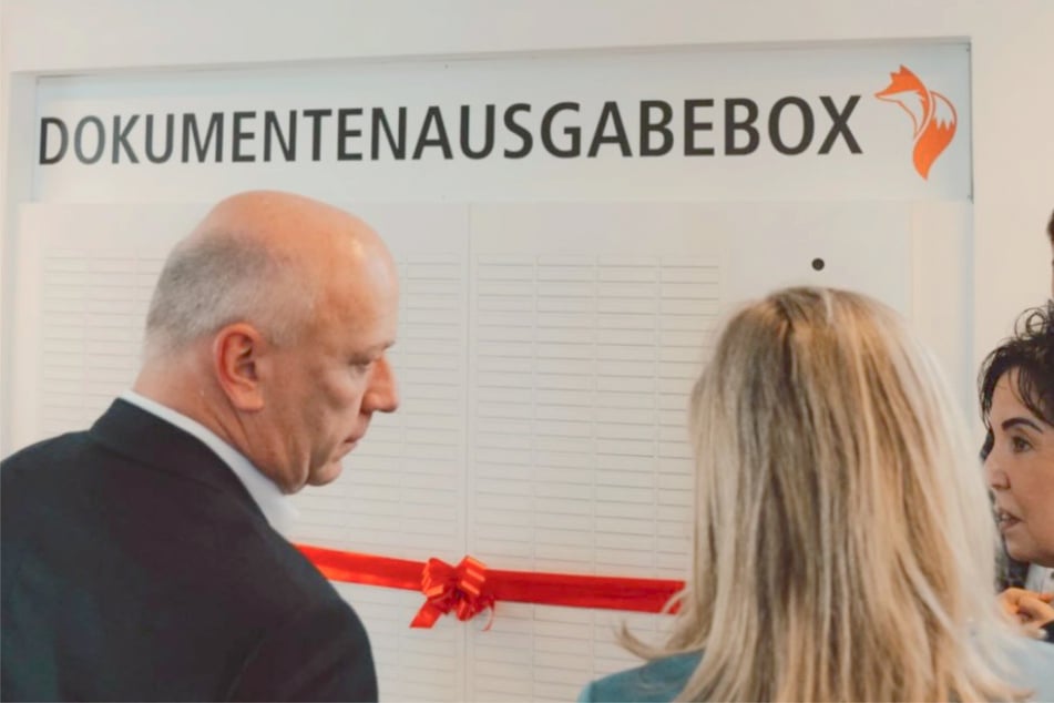 Heutige Eröffnung der Dokumentenausgabebox: Das Projekt wurde gemeinsam von der Senatskanzlei und dem Bezirksamt Reinickendorf umgesetzt.