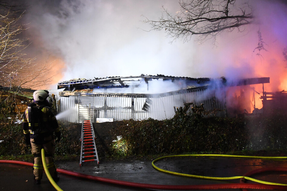 Ein Übergreifen der Flammen auf andere Gartenhütten konnte verhindert werden.