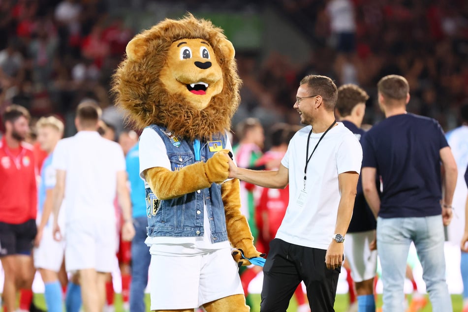 Die beiden Löwen sind zufrieden mit der Saison der Himmelblauen, für die zwei war es die erste Saison in dieser Position. Für den Plüschlöwen als Maskottchen, für Chris Löwe (36) als Sportchef.
