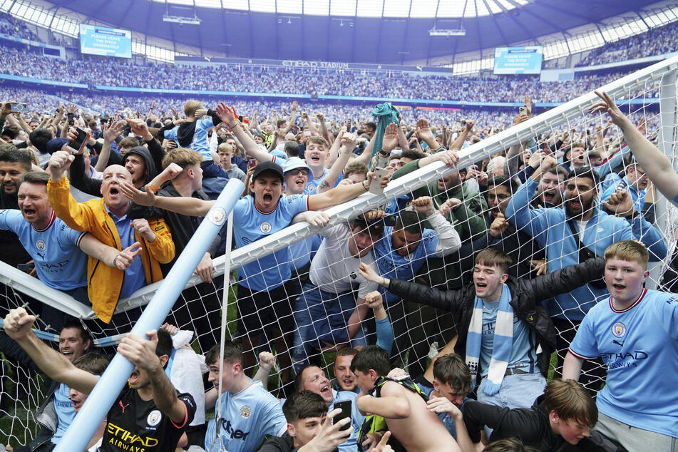 Nach dem Sieg stürmten die City-Fans den Rasen und feierten die zweite Meisterschaft in Serie.