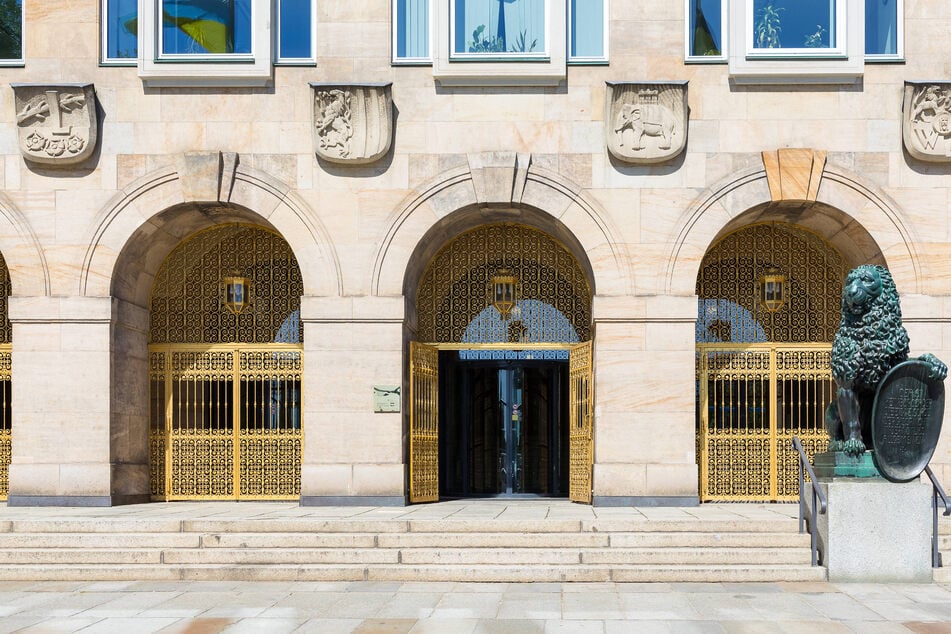 Die Goldene Pforte unterhalb des Ostflügels ist nun auch offiziell die Hauptadresse der Landeshauptstadt.