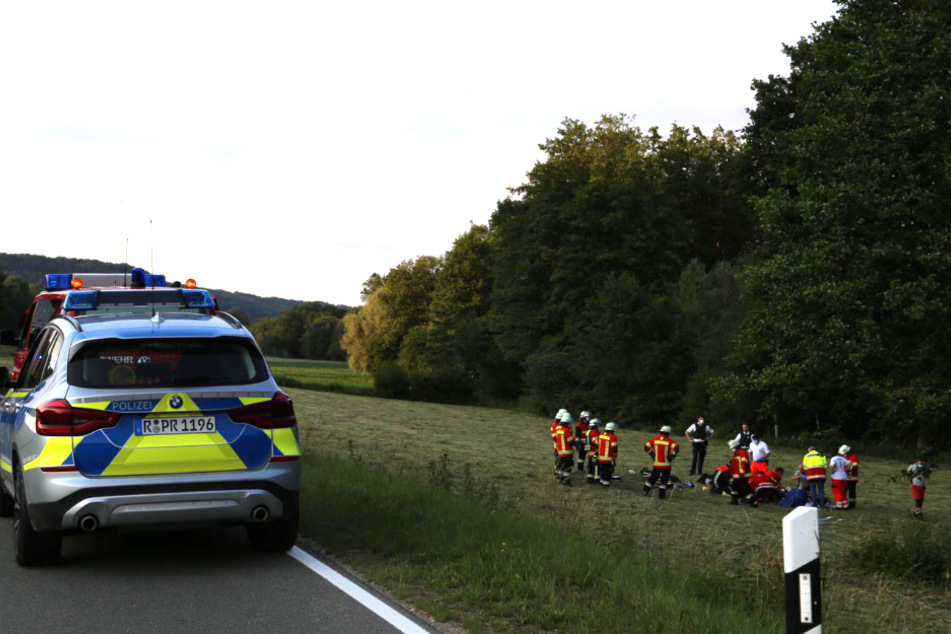 Einsatzkräfte kümmern sich um den schwer verletzten Biker.