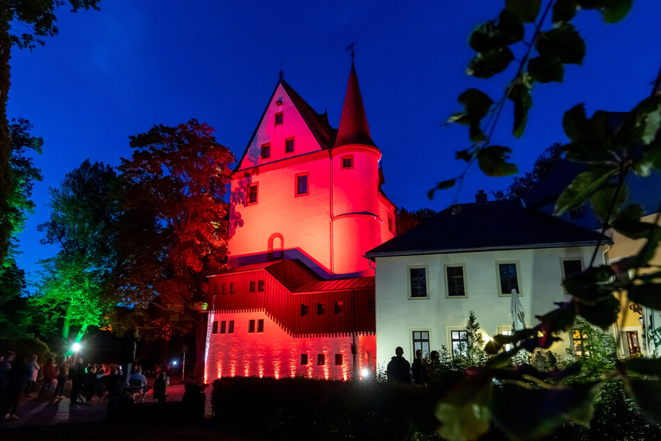 Das Schloss Schlettau leuchtete am Samstagabend in bunten Farben.